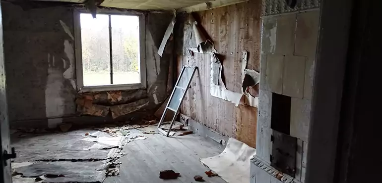 Why Selling a Distressed House Through Traditional Methods Fails in DeKalb